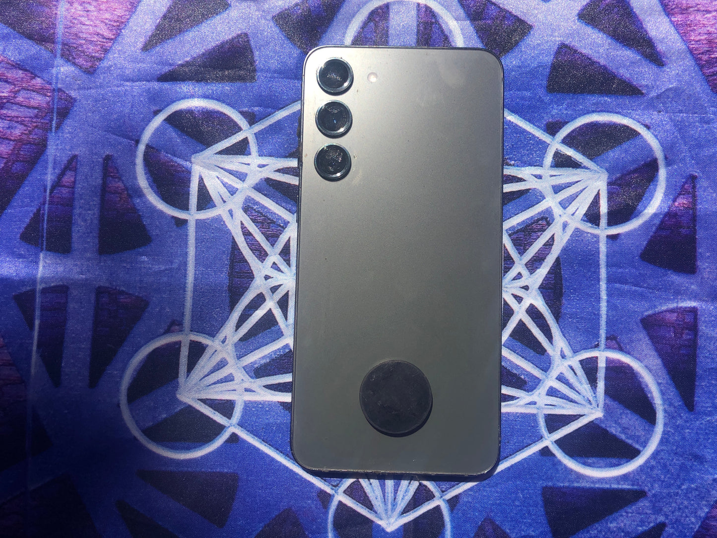 Large Circle Shungite Phone Stick’em (30mm)